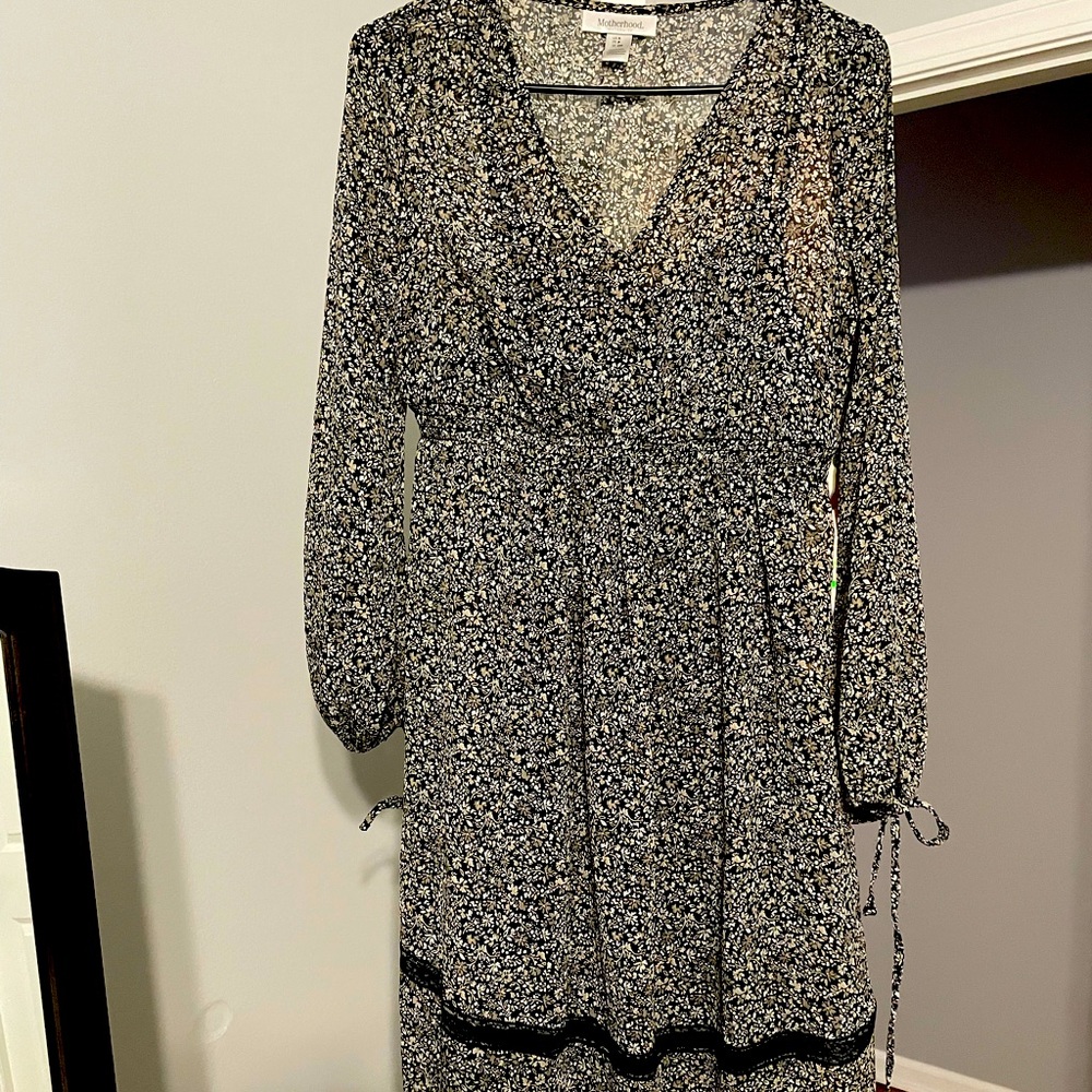 Motherhood maternity dress size small wore once super cute.
